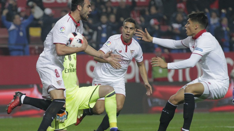 "Sevilla" ātri atklāja rezultātu un steidzās atsākt spēli, lai cīnītos par uzvaru divu spēļu summā
Foto: AP/Scanpix