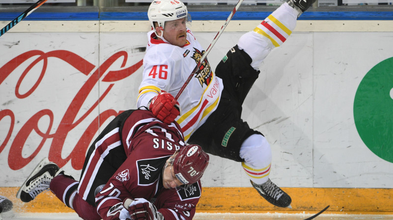 Miks Indrašis un pretinieku kapteinis Janne Jalasvāra
Foto: Romāns Kokšarovs, f64