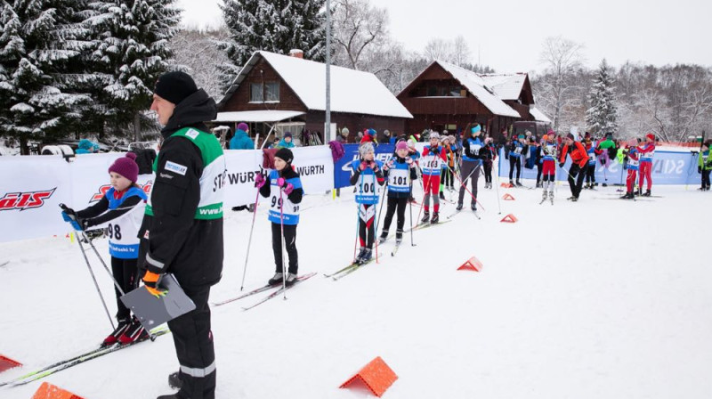 Startam gatavojas jaunākās S12 grupas dalībnieces. Foto: Infoski.lv, J.Vīksna