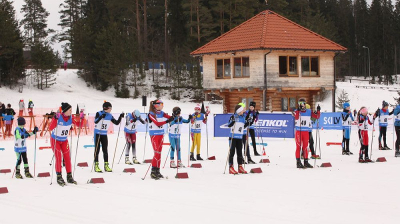 Jauniešu grupa pārstāvji gaida startu stafetēs. Foto: Infoski.lv, J.Vīksna.