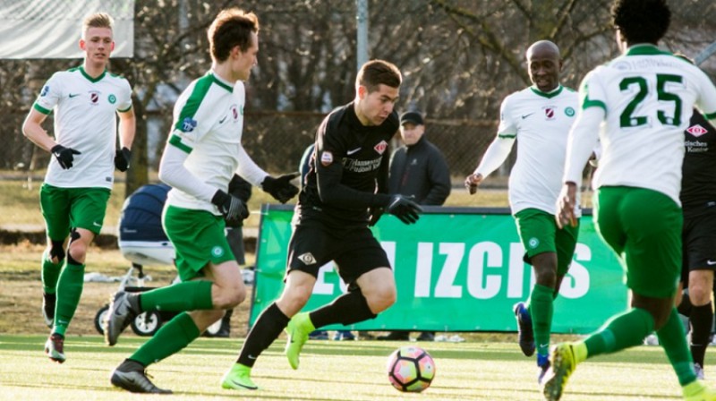 Jevgeņijs Kozlovs "Mettas" futbolistu ielenkumā
Foto: Māris Greidāns