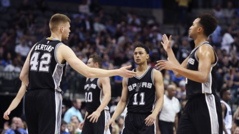 Dāvis Bertāns, Braiens Forbss un Kails Andersons
Foto: USA Today Sports/Scanpix