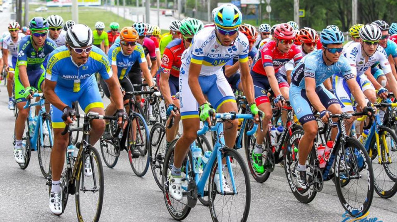 Rietumu banka - Rīga komandas sportists Emīls Liepiņš (pa labi) priecējis līdjzutējus jau ar četriem goda pjedestāliem šajā sezonā.