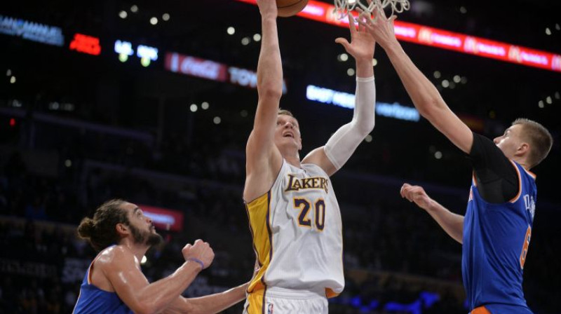 Timofejs Mozgovs NBA spēlē pret Kristapu Porziņģi un Žoakimu Noā
Foto: USA Today Sports/Scanpix