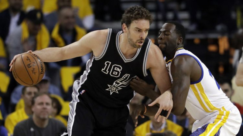 Pau Gazols spēlē pret "Warriors"
Foto: AP/Scanpix