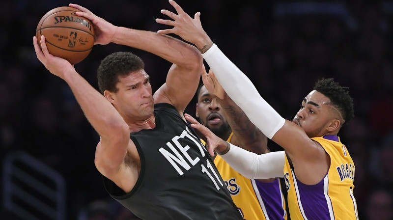 Bruks Lopess nākamsezon jau pārstāvēs "Lakers" krāsas, savukārt D'Andželo Rasels spēlēs Bruklinas rindās
Foto: AP/Scanpix