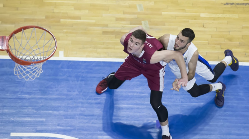 Roberts Blumbergs Eiropas U18 čempionāta spēlē pret Izraēlu 2016. gada 17. decembrī
Foto: fiba.com