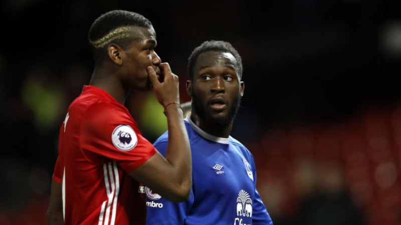 Pols Pogbā un viņa jaunais komandas biedrs Romelu Lukaku. Viņu abu iegādei "United" iztērējusi 185 miljonus eiro
Foto: PA Wire/PA Images/Scanpix