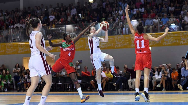 Dinija Pāvelsone un Paula Strautmane spēlē pret Portugāli
Foto: FIBA