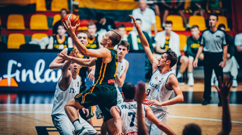 Arns Veļička "lido" cauri itāliešu aizsardzībai
Foto: FIBA