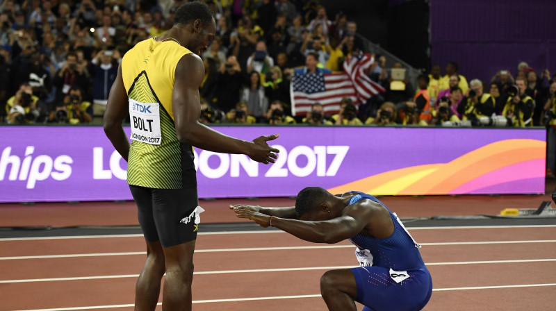 Čempions Džastins Getlins izrāda godu karalim Juseinam Boltam
Foto: Reuters/Scanpix