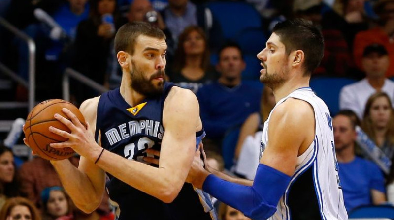 Marks Gazols un Nikola Vučevičs cīņā NBA laukumā
Foto:AFP/Scanpix