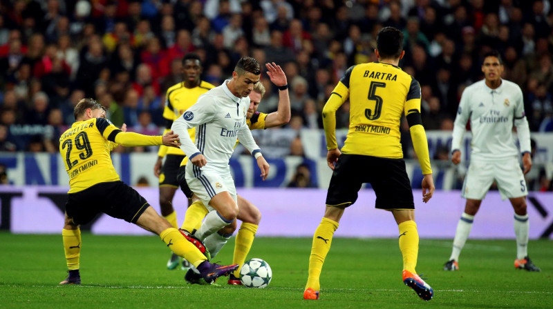 Krištianu Ronaldu "Borussia" spēlētāju ielenkumā
Foto: Reuters/Scanpix