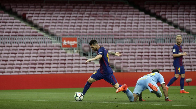 Lionels Mesi tukšu tribīņu priekšā uz ceļiem noliek vārtsargu
Foto: AP/Scanpix