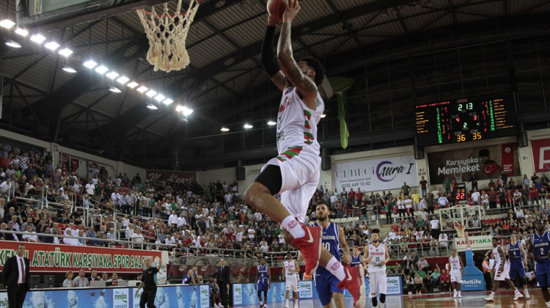 Amerikānis Džerods Džounss (Izmiras "Pınar Karşıyaka") triec bumbu ungāru "Alba Fehérvár" grozā
Foto: FIBA