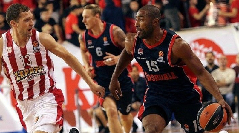 Jānis Strēlnieks (Nr. 13) cīņā pret Jāņa Timmas (Nr. 6) Vitorijas "Baskonia"
Foto: euroleague.net