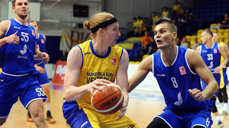 Maiks Bruševics uzbrukumā pret Ivaru Žvīguru
Foto: BK "Ventspils"