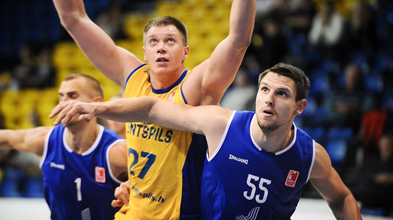 Lietuviešu cīņa zem groza: Julijus Juciks pret Denisu Krestiņinu
Foto: BK Ventspils