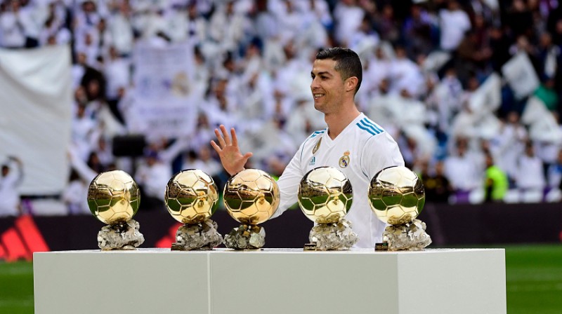 Krištianu Ronaldu pirms spēles nodemonstrēja "Ballon d'Or" balvas un arī spēlē pierādīja sevi, gūstot divus vārtus
Foto: AFP/Scanpix