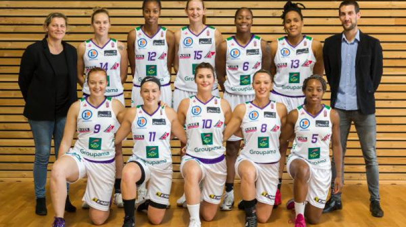 Aija Brumermane un "Landerneau Bretagne" basketbolistes
Foto: LFBB