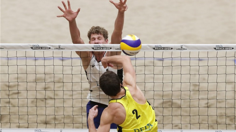 Aleksandrs Solovejs blokā pret Maksimu Hudjakovu
Foto: FIVB