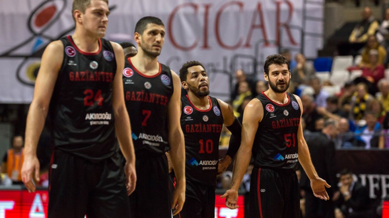 Rolands Freimanis (pirmais no kreisās) un komandas biedri 
Foto: FIBA