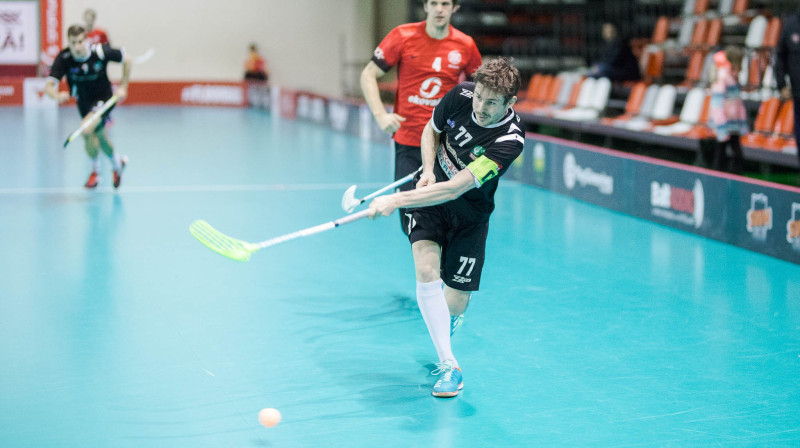 Krievu leģionāram Pāvelam Semjonovam šovakar principiāla cīņa pret Kasparu Šķēlu
Foto: Floorball.lv