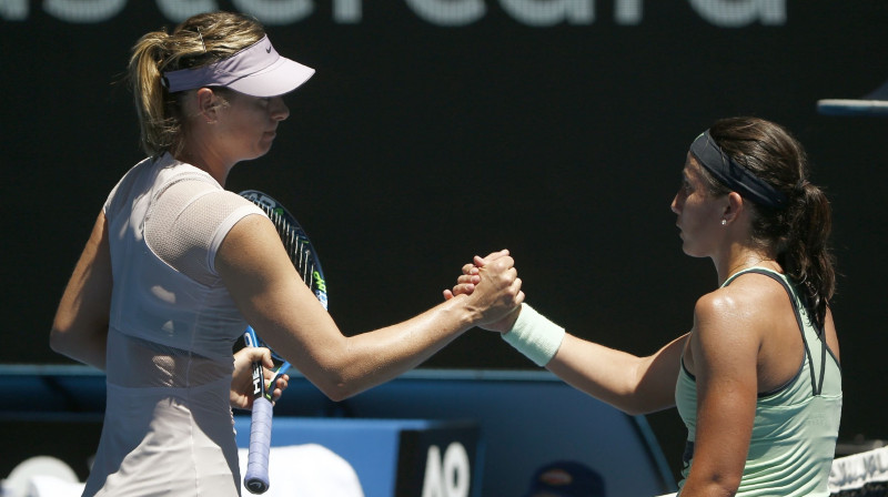 Marija Šarapova un Anastasija Sevastova pēc "Australian Open" 2. kārtas mača
Foto: Reuters/Scanpix