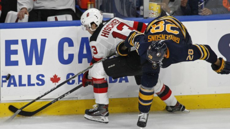 Zemgus Girgensons cīņā pret "Devils"
Foto: AP/Scanpix