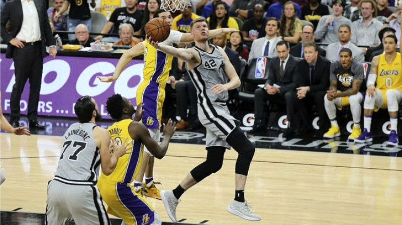 Dāvis Bertāns pret "Lakers"
Foto: Antonio Morano / kens5.com