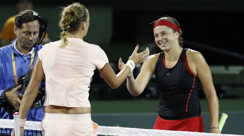 Aļona Ostapenko nupat Maiami astotdaļfinālā uzvarējusi Petru Kvitovu 
Foto: AP/Scanpix