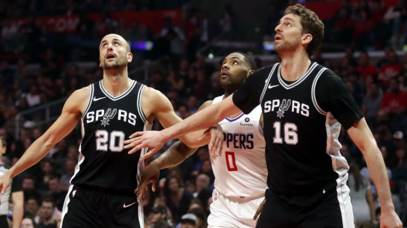 Manu Džinobili un Pau Gazols pret "Clippers"
Foto: EPA/Scanpix