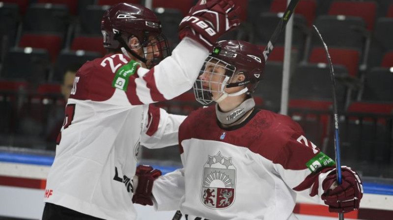 Artjoms Koppass un Patriks Ozols
Foto: Romāns Kokšarovs/F64