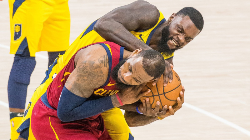 Lebrons Džeimss un Lenss Stīvensons
Foto: USA Today Sports/Scanpix