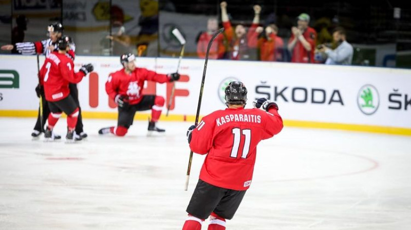 Darjus Kasparaitis un Lietuvas izlases prieki
Foto: IIHF