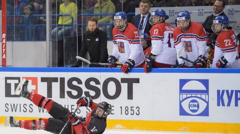 Čehijas rezervistu soliņš noskatās Kanādas hokejista kritienā
Foto: Steve Kingsman/HHOF-IIHF Images