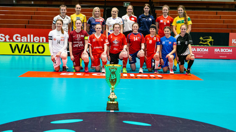 Visu izlašu kapteines tīko pēc galvenās trofejas
Foto: IFF Floorball