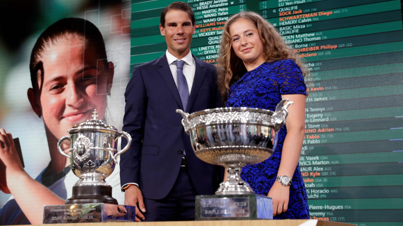 2017. gada "French Open" čempioni Rafaels Nadals un Aļona Ostapenko izlozes pasākumā
Foto: AFP/Scanpix