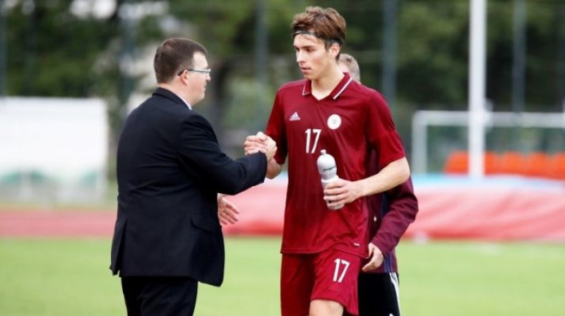 Latvijas U21 izlases galvenais treneris Dainis Kazakevičs un uzbrucējs Roberts Uldriķis
Foto: LFF