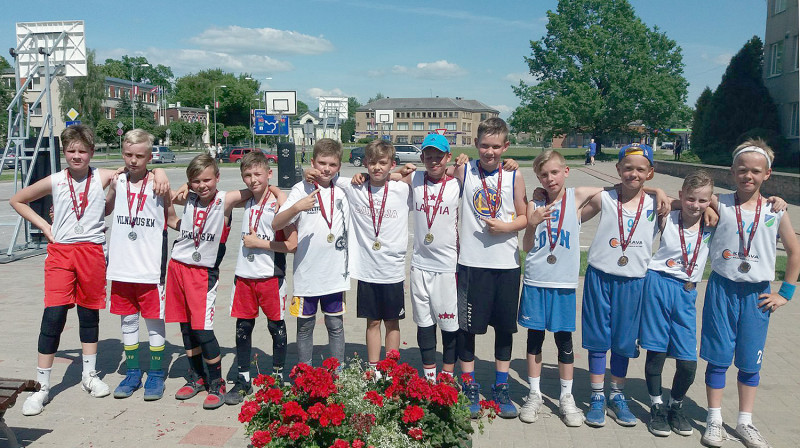 U11 grupas labākās komandas (no kreisās): "Skrajūnai", "Chilli" un "3 basketbolisti"
Publicitātes foto