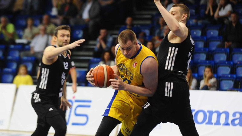 VEF basketbolisti šodien tā arī neprata apturēt Juliusu Juciku
Foto: bkventspils.lv