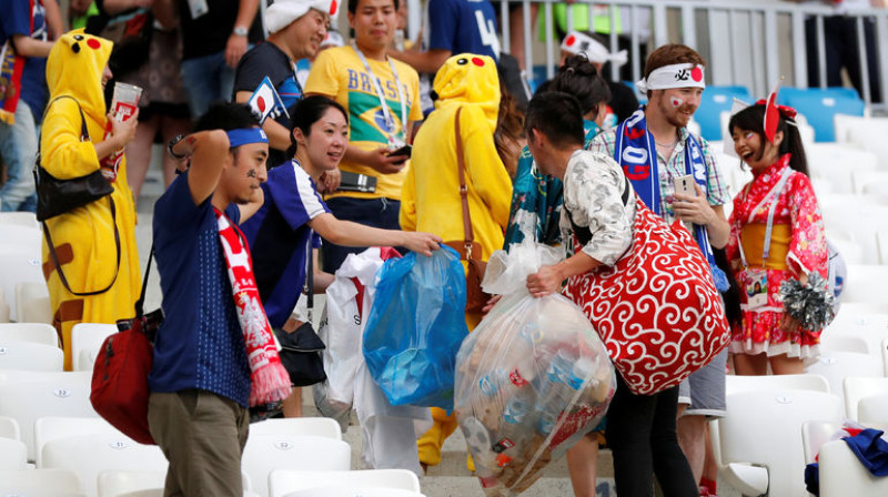 Japāņi pēc mača sakopj tribīnes 
Foto: Reuters/Scanpix