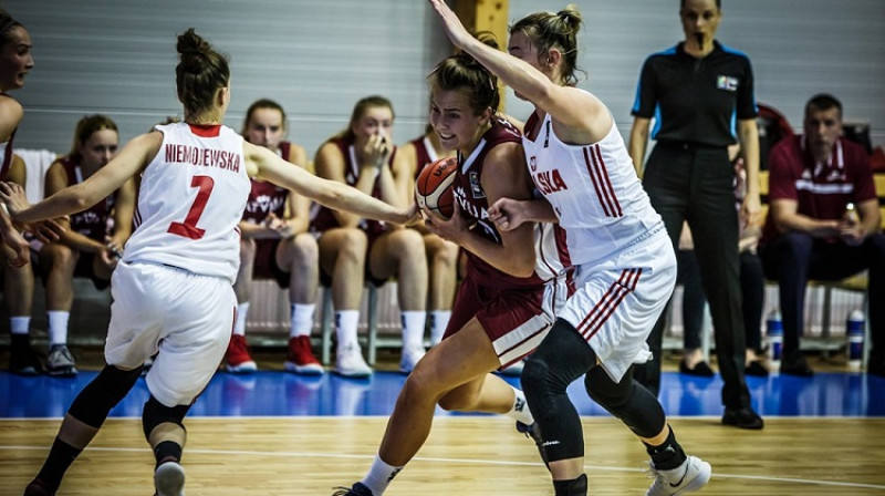 Aleksa Gulbe: 10 punkti un septiņas atlēkušās bumbas pret Ungāriju
Foto: FIBA