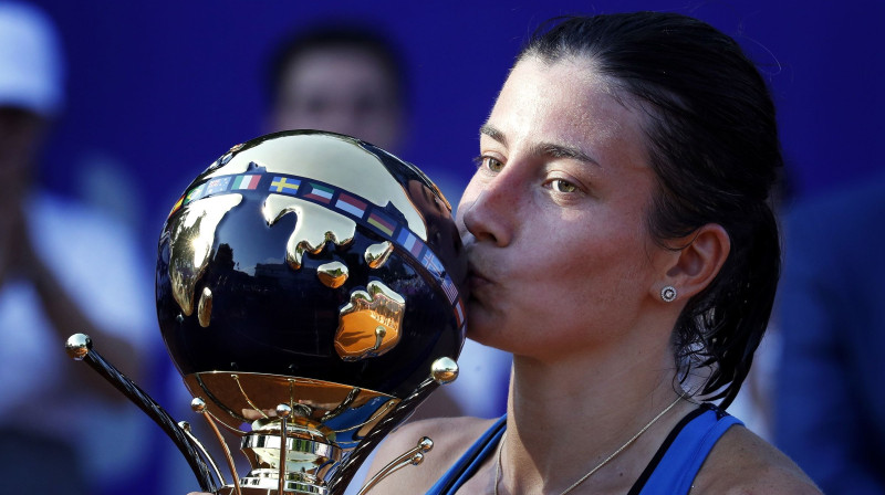 Anastasija Sevastova ar Bukarestes turnīra trofeju
Foto: EPA/Scanpix