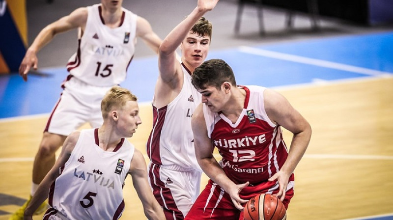 Toms Skuja un Krišs Helmanis aizsardzībā
Foto: FIBA