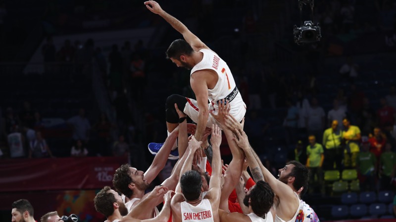 Huans Karloss Navarro tiek sveikts ar 2017. gada Eiropas čempionāta bronzu
Foto: Reuters/Scanpix