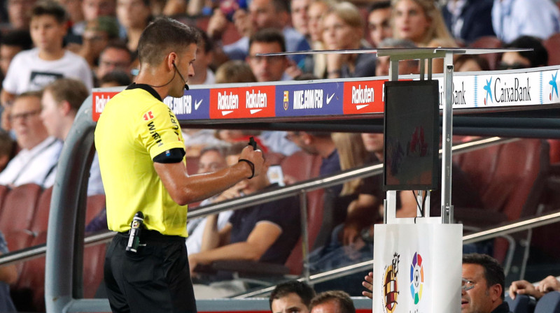 Epizode no spēles starp "Barcelona" un "Girona". Foto: Reuters/Scanpix