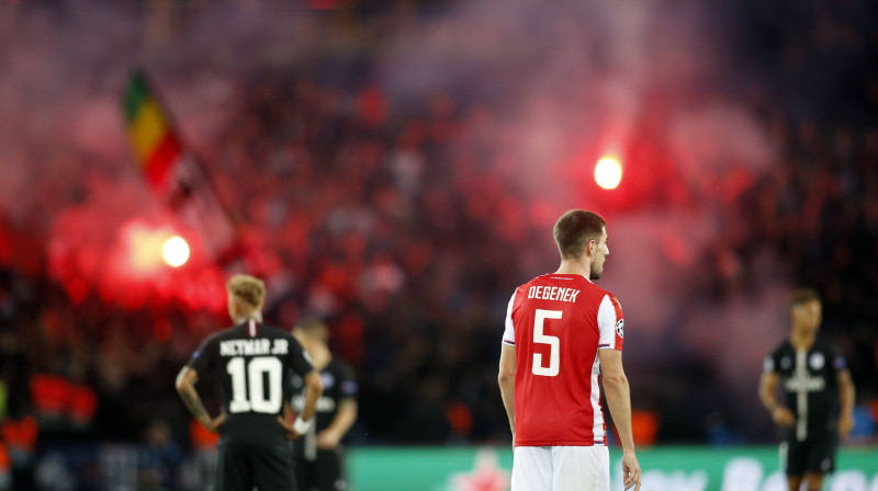 Belgradas "Crvena zvezda" līdzjutēji Parīzē. Foto: Sipa/Scanpix