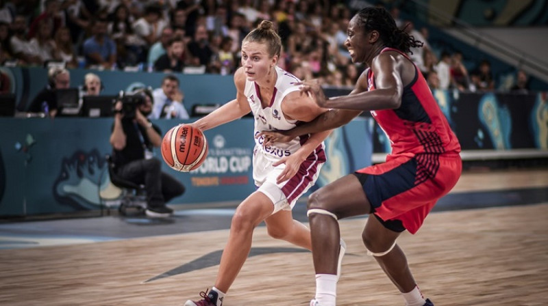 Kitija Laksa Pasaules kausa spēlē pret ASV. Foto: FIBA