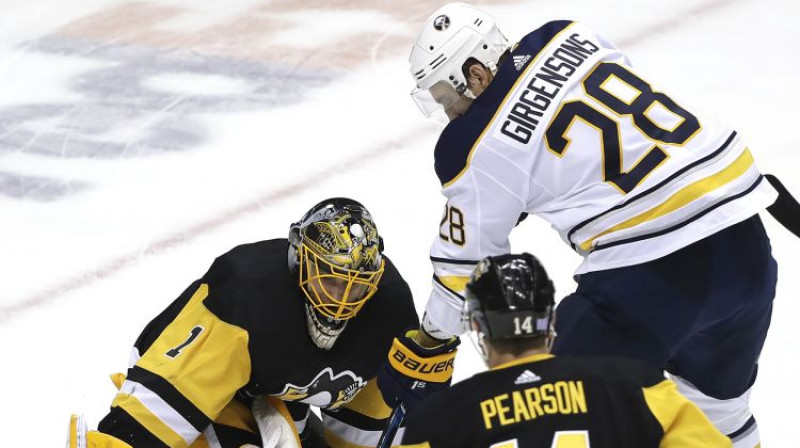 Zemgus Girgensons pret "Penguins". Foto: AP/Scanpix